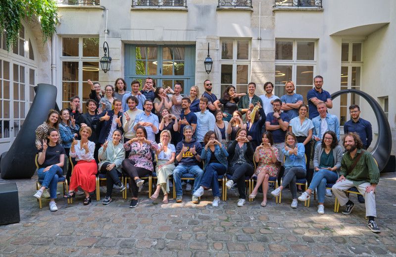 Photo de l'ensemble de l'équipe de Unow à l'extérieur